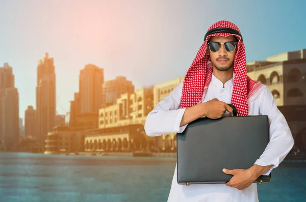 Homem árabe segurando pasta de negócios . — Fotografia de Stock