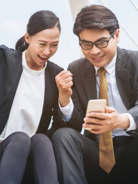 Mutlu iş adamı ve telefon arayan kadın