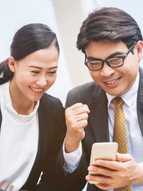 Mutlu iş adamı ve telefon arayan kadın