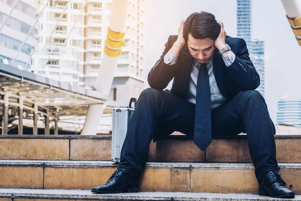 Wanhopige zakenman hopeloos zittend op de vloer van de trap — Stockfoto