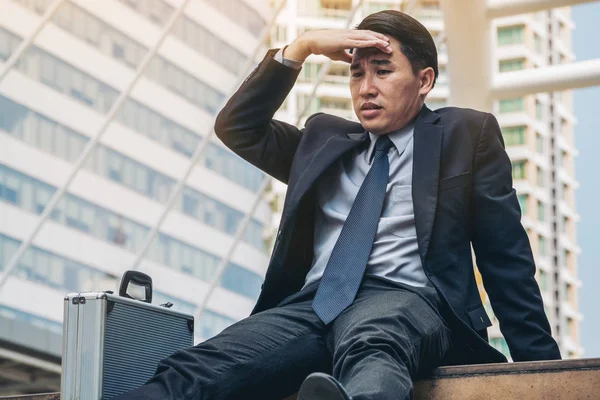 Umutsuz işadamı umutsuzca merdiven yere oturmak