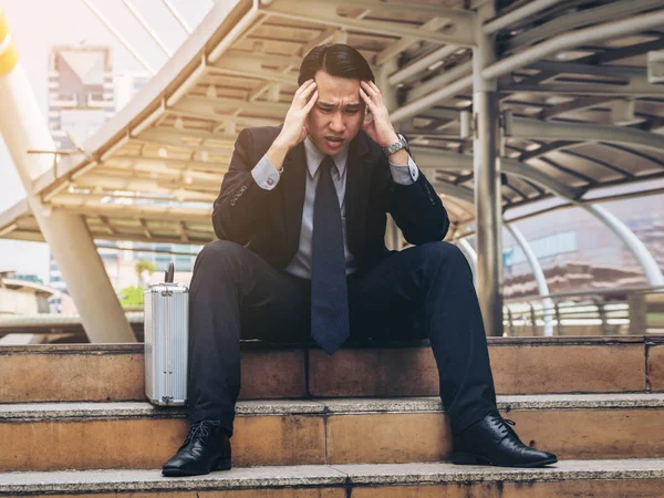 Umutsuz işadamı umutsuzca merdiven yere oturmak