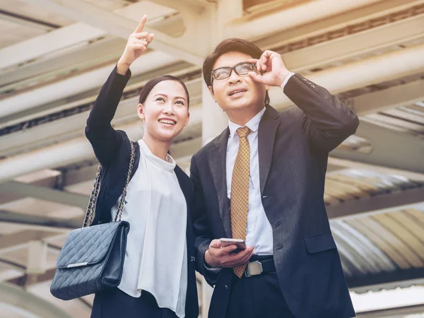 Mutlu iş adamı ve telefon arayan kadın