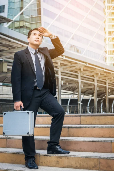 Zakenman die zijn weg zoekt in de moderne stad — Stockfoto