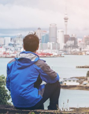 Genç adam Auckland şehir manzarası arıyorsunuz