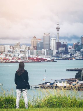 Auckland şehir manzarası arayan genç kadın