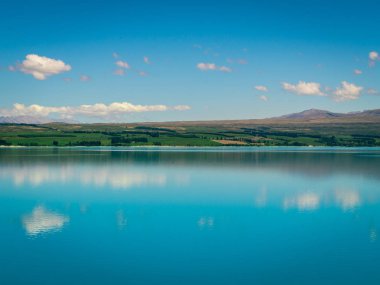 Otlak ve göl manzara arka plan