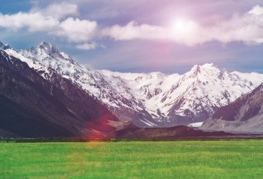 Dağ aralıkları ve yeşil alan peyzaj çim