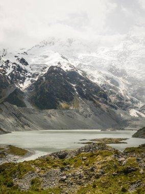 Dağlar, göller ve çayır peyzaj