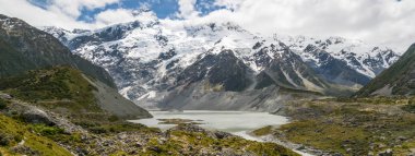 Dağlar, göller ve çayır peyzaj