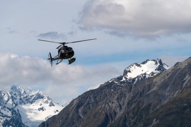 Helikopter flys dağ bölgesinde