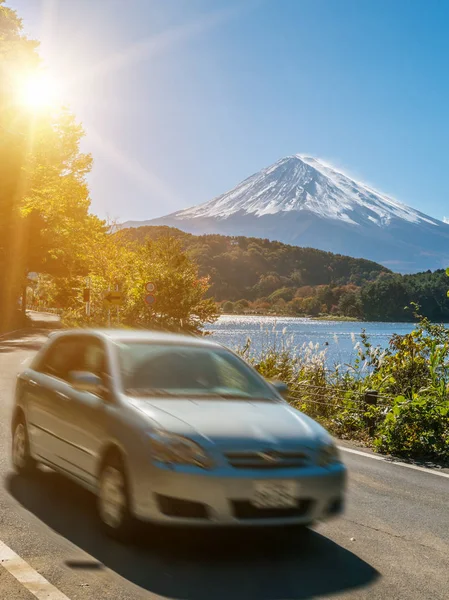 Mt Fuji Japonya yakınındaki hareketlerle araba araba bulanıklık