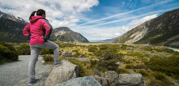 Mulher viajante viajando em paisagem selvagem — Fotografia de Stock