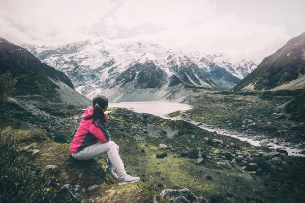 Randonneur de montagne voyageant dans un paysage sauvage . — Photo