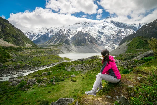 Randonneur de montagne voyageant dans un paysage sauvage . — Photo