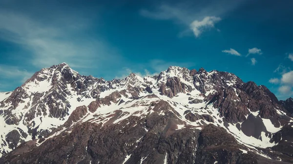 Winter landschap van sneeuw gebergte — Stockfoto