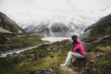 Dağ vahşi manzara seyahat uzun yürüyüşe çıkan kimse.