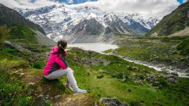 Dağ vahşi manzara seyahat uzun yürüyüşe çıkan kimse.