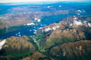 Dağ ve göl manzara havadan görünümü