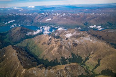 Dağ ve göl manzara havadan görünümü