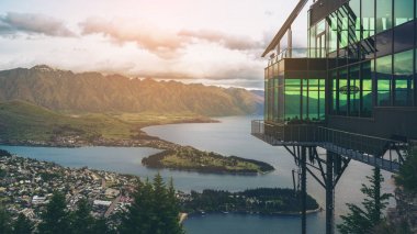Queenstown, Yeni Zelanda panoramik görünümü.