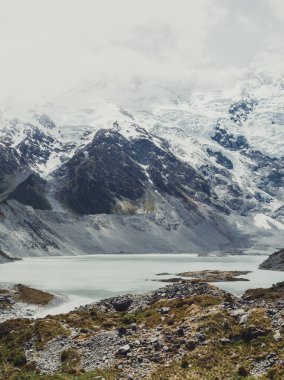 Dağlar, göller ve çayır peyzaj