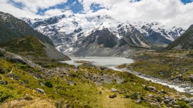Dağlar, göller ve çayır peyzaj