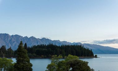 Göl ve dağ manzarası içinde Queenstown