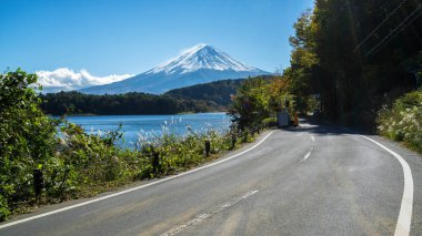 MT Fuji Japonya ve göl Kawaguchiko yola