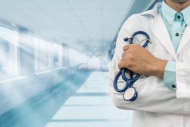 erkek doktor hastanede