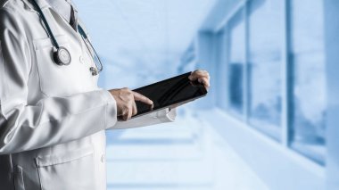 Erkek doktor tablet bilgisayar kullanarak.