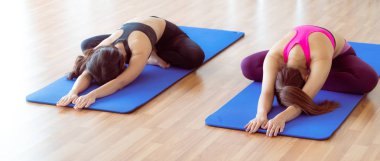 Yapıyor kadın fitness salonunda yoga esneme arka