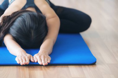 Kadın pratik yoga teşkil spor salonunda