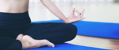 Kadın pratik yoga teşkil spor salonunda