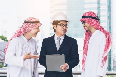 Çok etnik işadamları inşaatı iş üzerinde tartışıyor