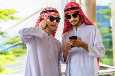 Konuşmak ve cep telefonuyla Arap erkekler