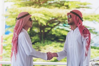 Arap adam tokalaşırken, iş başarısı