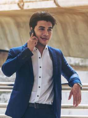 Akıllı telefon kullanan bir iş adamı.