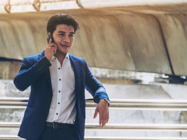 Akıllı telefon kullanan bir iş adamı.