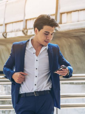 Akıllı telefon kullanan bir iş adamı.