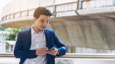 Akıllı telefon kullanan bir iş adamı.