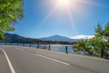 Göl ve dağ manzarası ile yol sahne