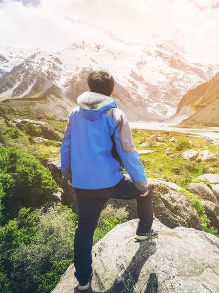 Homem viajando em montanhas paisagem — Fotografia de Stock