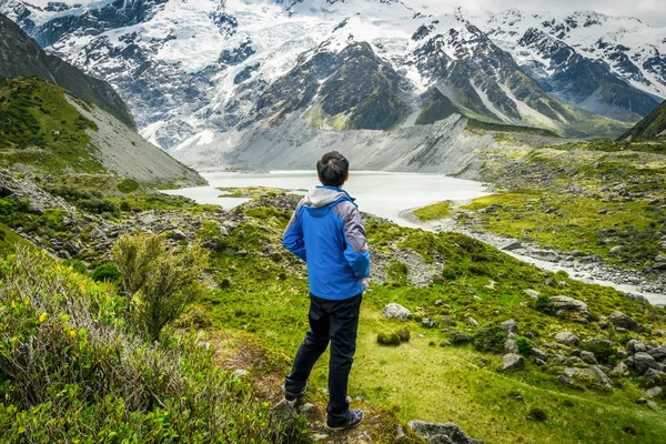 Dağ vahşi manzara seyahat uzun yürüyüşe çıkan kimse.