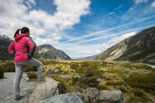 Mulher viajante viajando em paisagem selvagem — Fotografia de Stock