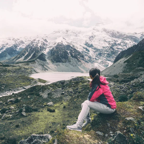 Randonneur de montagne voyageant dans un paysage sauvage . — Photo