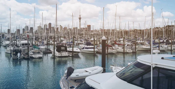 Yate en Harbour en Auckland, Nueva Zelanda — Foto de Stock