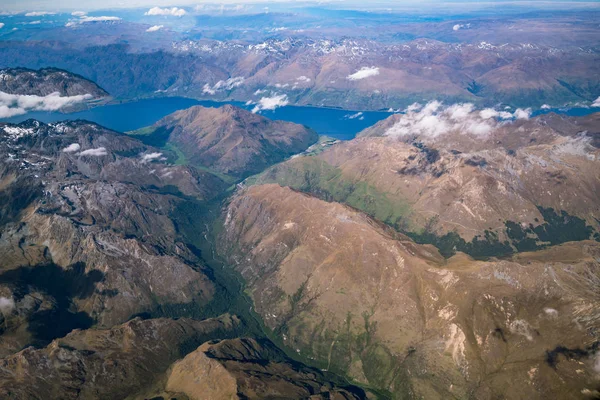 Luchtfoto van bergketens en meer landschap — Stockfoto