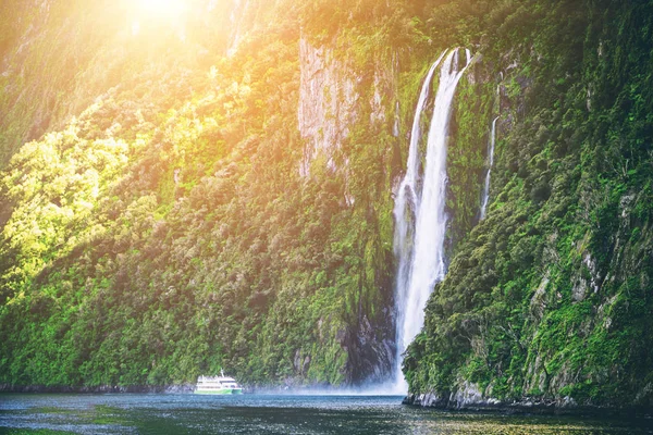 Scenic cruise közeledik vízesés, Milford Sound. — Stock Fotó