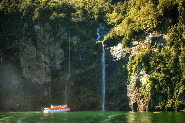 Cruzeiro panorâmico se aproxima da cachoeira, Milford Sound. — Fotografia de Stock